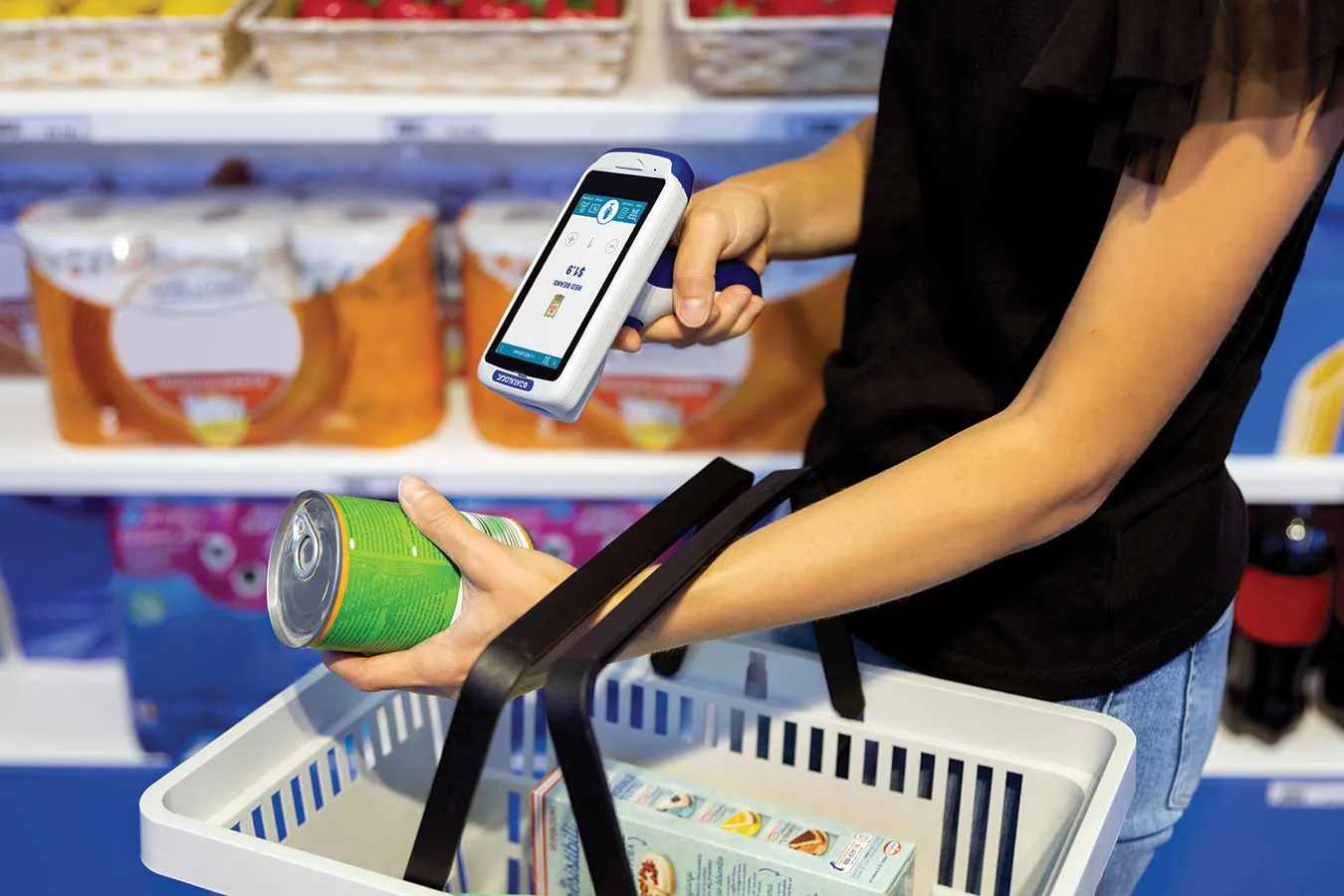 Client scannant lui-même ses articles pendant ses courses
